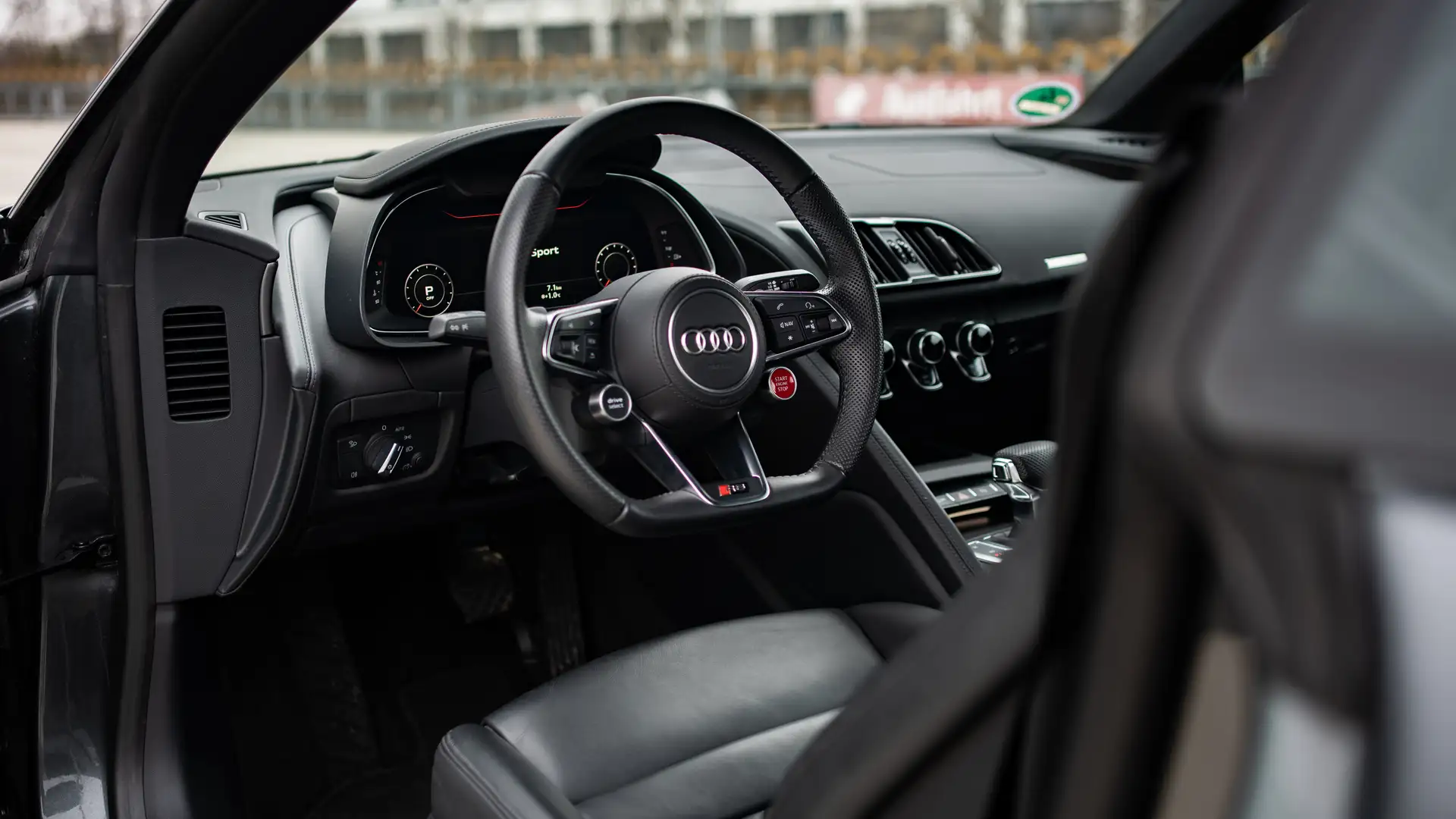 Das Lenkrad und Interieur unseres Audi R8.